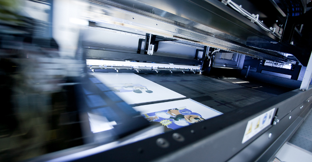 Digitaldruckmaschine beim Bedrucken von Hohlkammerplatten aus PP