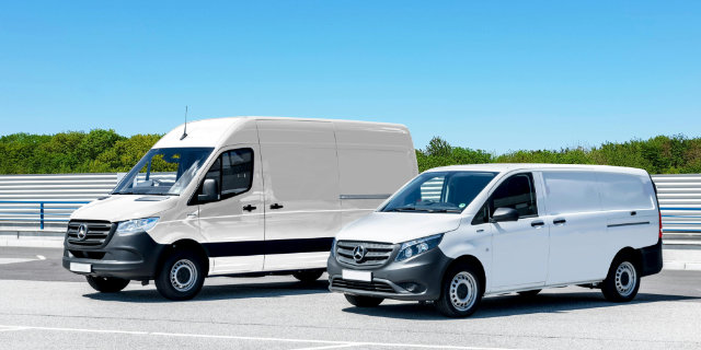 Zwei Transporter auf einem Parkplatz